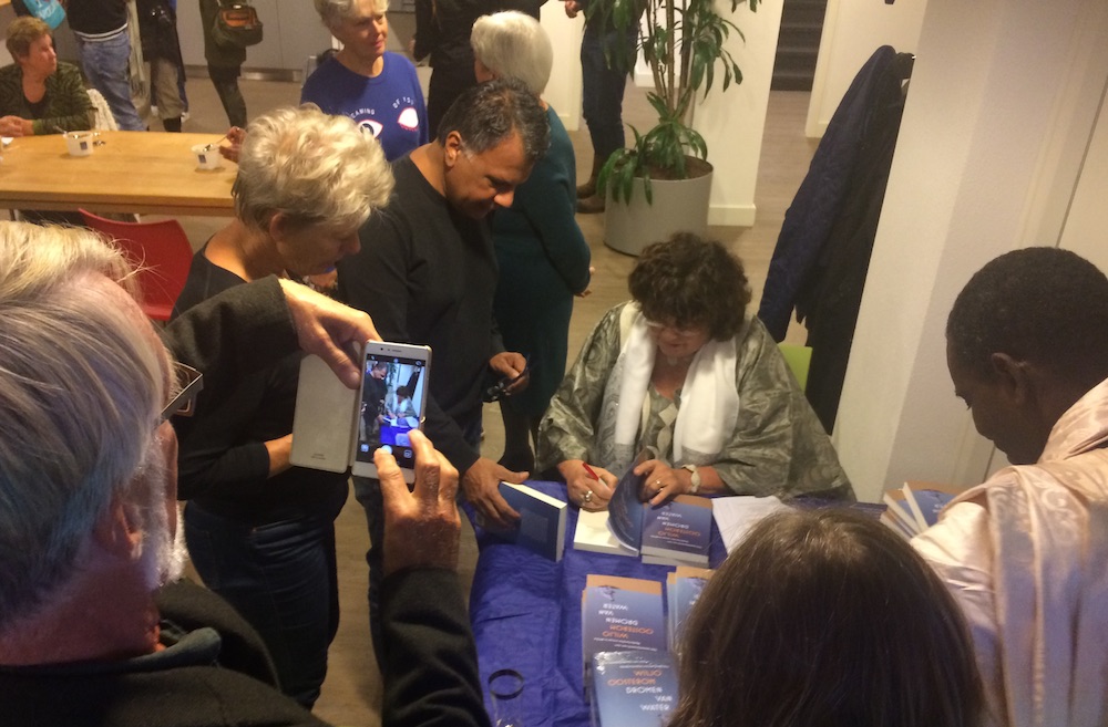 boekpresentatie Dromen van water-signeren