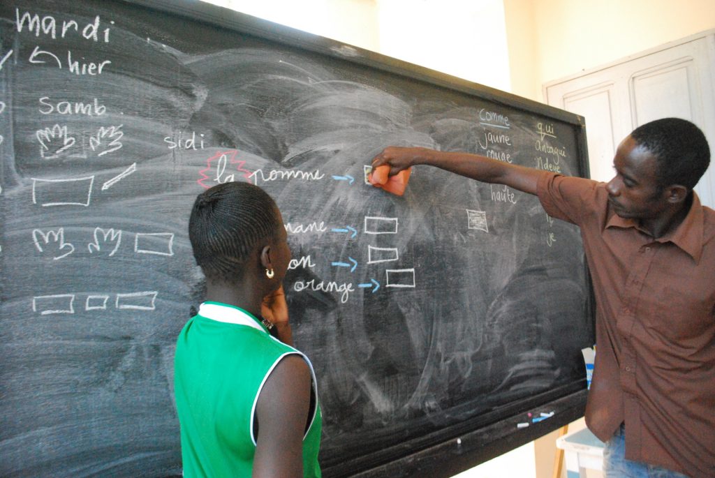 Préparatifs de la formation des enseignants pour l'éducation des sourds en plein essor