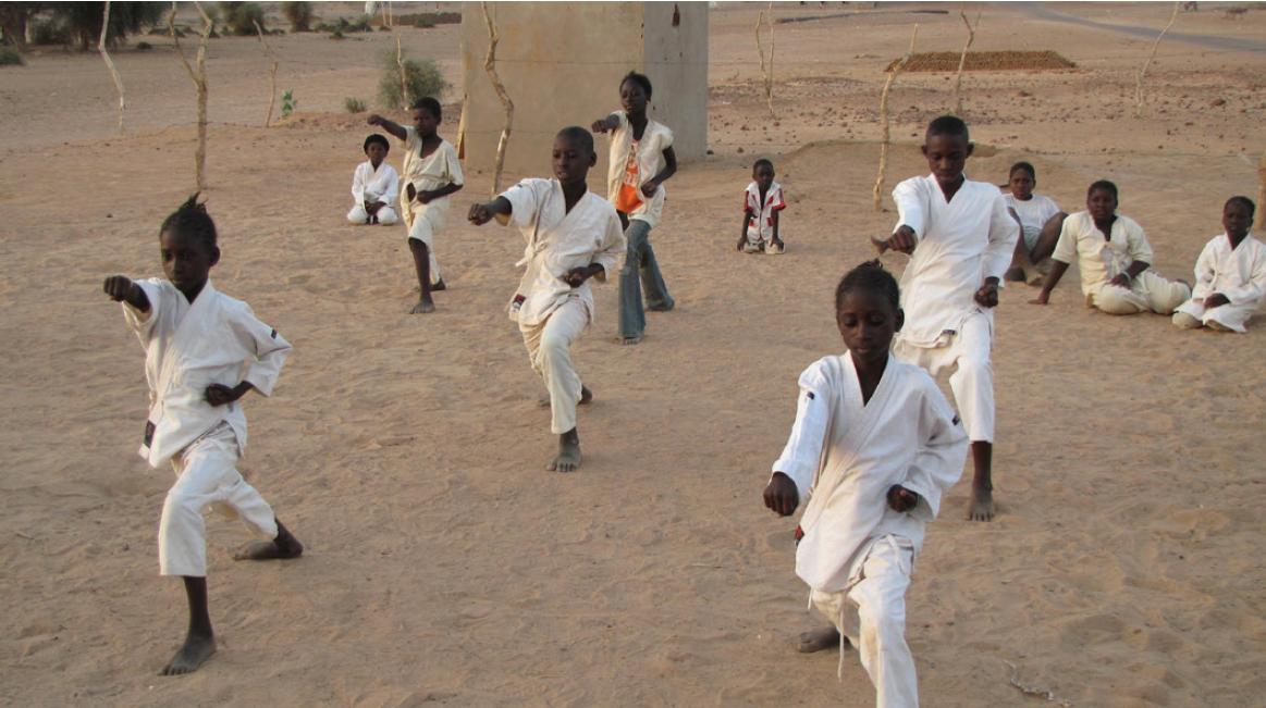 Des cours de karaté pour les enfants en Mauritanie