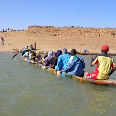 Tree-trunk canoe boomstamkano voor graan en mensen