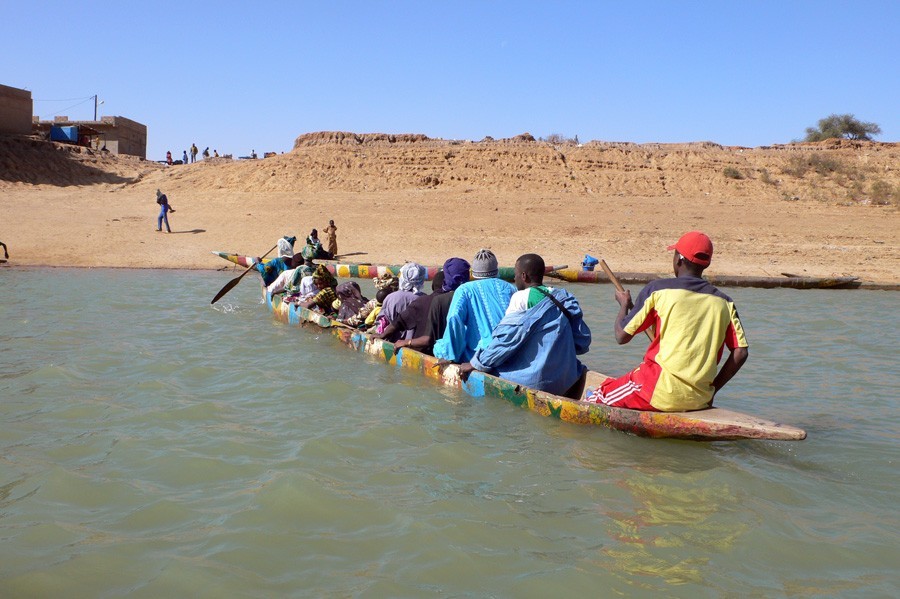 Tree-trunk canoe boomstamkano voor graan en mensen